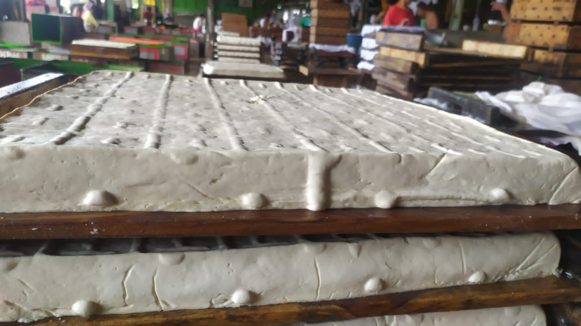 Tahu yang diproduksi perajin tahu di Gresik. Harga tahu akan dinaikkan mulai pekan depan. (Foto: M Faiz)
