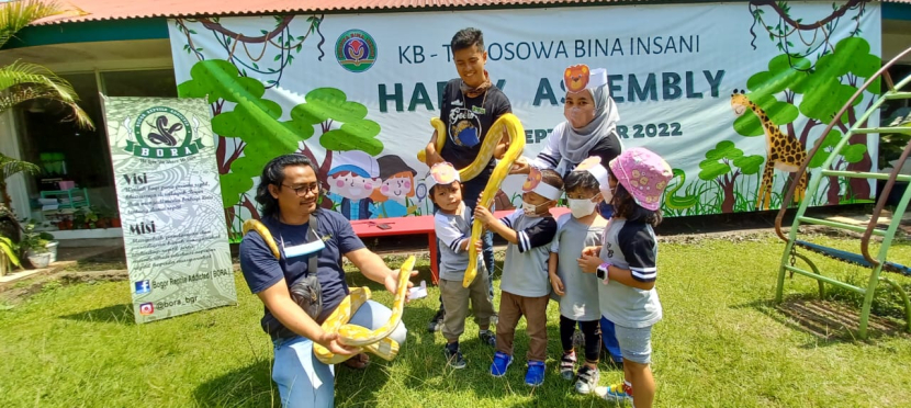 Siswa KB-TK Bosowa Bina Insani belajar mengenal binatang reptil makanan dan tempat hidupnya.