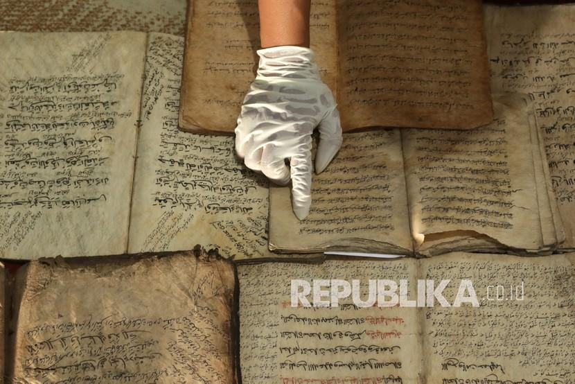Komunitas Pegon merawat manuskrip naskah kuno di Banyuwangi, Jawa Timur, (Ilustrasi). (Antara) 