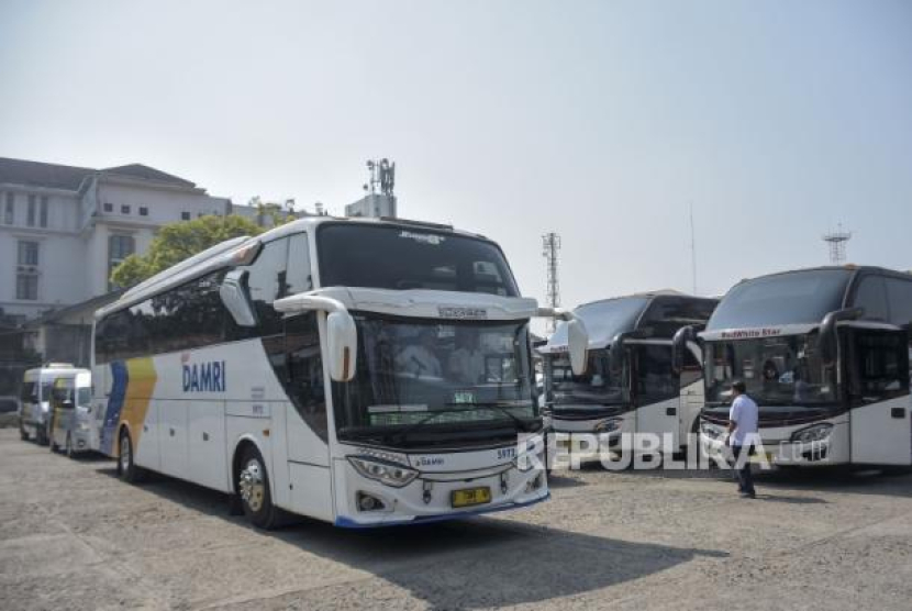 Armada transportasi darat milik BUMN Bus Damri melayani rute Bandung-Bandara Kertajati dengan tarif Rp 80 per penumpang. (Dok. Republika)