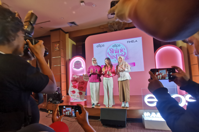 Dosen prodi Manajemen Komunikasi Unpad Dr. Ira Mirawati, M.Si (dari kanan) Content Creator Eva Alicia dan Head of Public Relations Kino Indonesia, Arviane berfoto usai pada sesi konferensi pers di Kampus Fikom Unpad, Jatinangor, Kabupaten Sumedang, Rabu (8/5/2024).