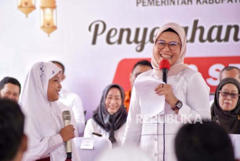 Bupati Indramayu, Nina Agustina menyalurkan bantuan. (Dok. Republika) 