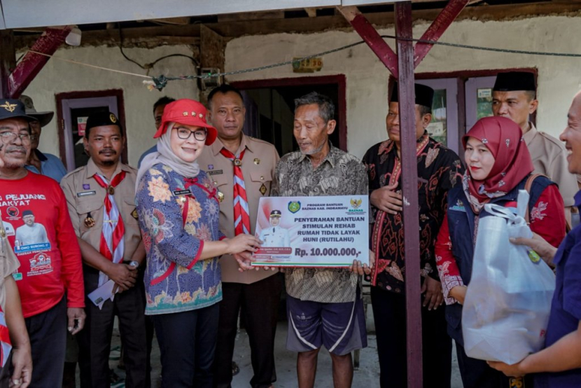 Bupati Indramayu Nina Agustina memberikan bantuan rehabilitasi rumah tidak layak huni. (Foto: dok. Menkominfo Indramayu)