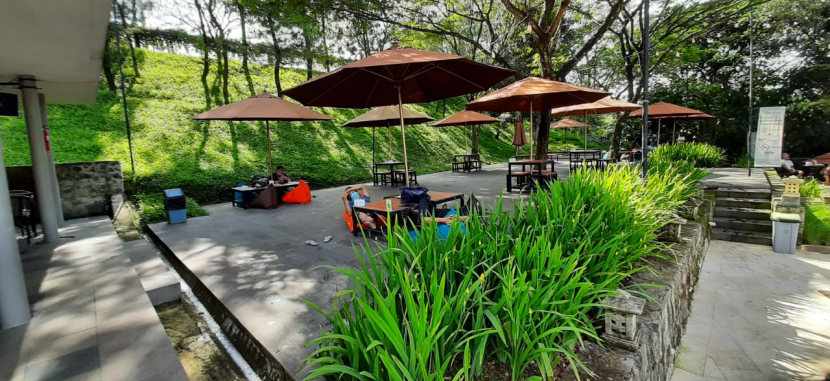 Paradesa Park merupakan tempat renang yang berada di lembah Sungai Ciliwung di perbatasan Depok dan Bogor.