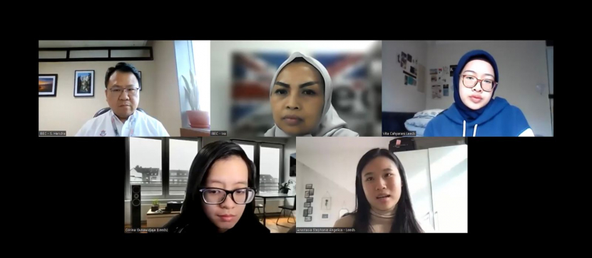 Vita Cahyarani (kerudung biru) berbagi pengalaman kuliah di Inggris di acara diskusi secara virtual