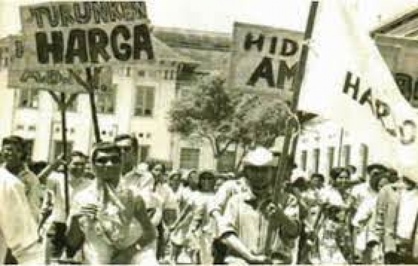Demontrasi mahasiswa 1966 meminta turunkan harga.
