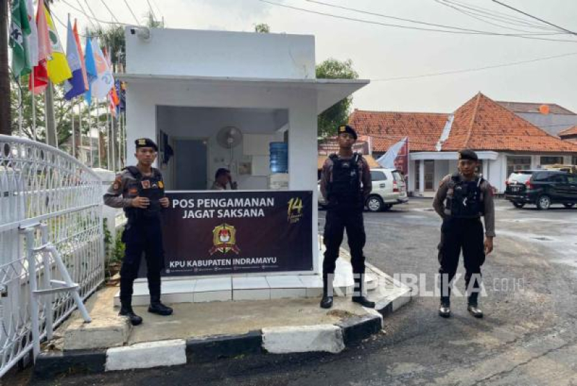 Peutgas Polres Indramayu berjaga di KPU Kabupaten Indramayu. (Dok. Republika)