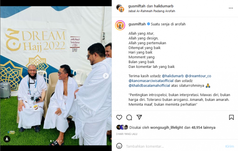 Ustadz Khalid dan Gus Miftah silaturahim di Arafah. Sempat bersilang pendapat tentang wayang kulit haram, Ustadz Khalid Basalamah dan Gus Miftah dipertemukan Allah di Padang Arafah. Keduanya telihat akrab, tidak ada dendam, bahkan saling melempar senyum dan berpelukan. Foto: Tangkapan Layar.