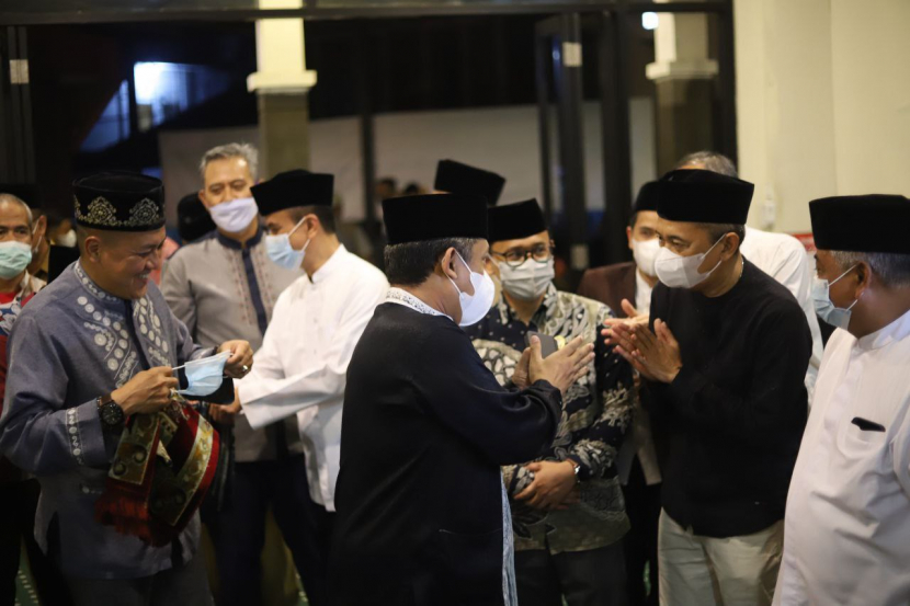 Pelaksana Tugas Wali Kota Bandung, Yana Mulyana memberikan bantuan secara simbolis/Humas Pemkot Bandung