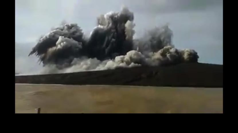 Video erupsi anak gunung Krakatau beredar di media sosial. Sebenarnya video ini terjadi pada 2018, bukan terjadi pada Jumat (4/2/2022).   