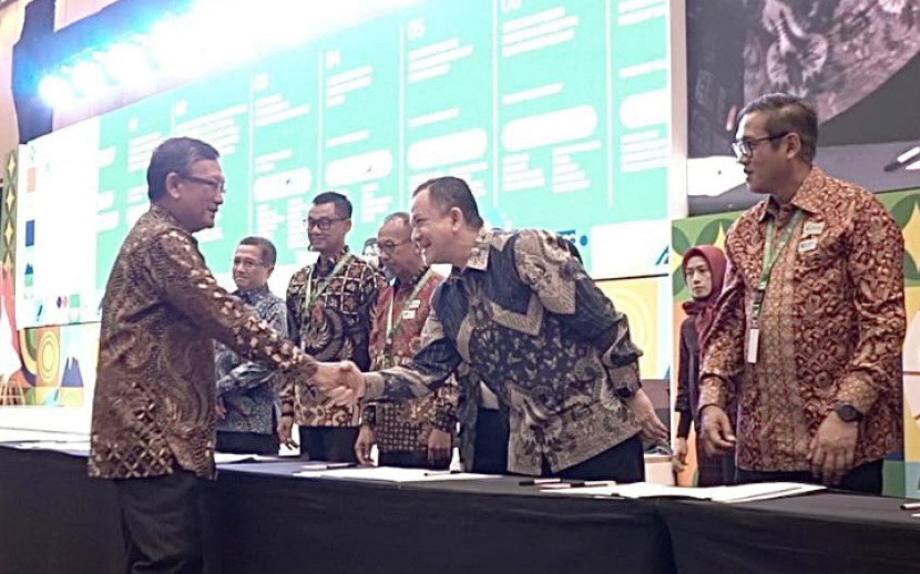 Menteri ESDM Arifin Tasrif (kiri) bersama Chief of Corporate Affairs Astra Riza Deliansyah (kedua kanan) dalam acara penandatanganan MoU Pengembangan Ekosistem Energi Hijau di acara The 11th Indonesia EBTKE ConEx 2023 di ICE BSD City, Tangerang, Rabu (12/7/2023) (foto: humas astra).