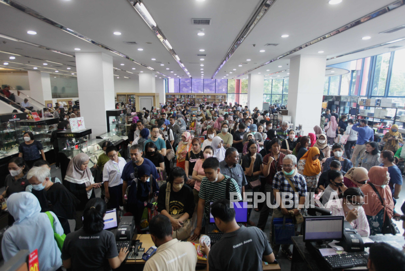 Pengunjung membludak menjelang penutupan toko buku Gunung Agung di Kwitang, Jakarta Pusat, Rabu (30/8/2023). Manajemen Gunung Agung akan menutup semua toko bukunya pada September 2023. Pada 1950-an, Gunung Agung menjadi penggerak perbukuan nasional (foto: putra m akbar/republika).