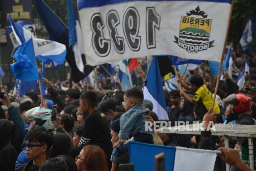 Bobotoh Persib Bandung, menyambut tim Persib, di depan Gedung Sate, Kota Bandung, usai menjadi juarga liga 1 musim 2023-2024. (Dok. Republika) 