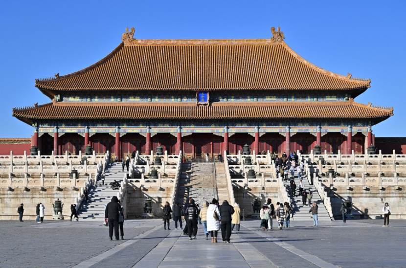 Turis-turis kunjungi the Forbidden City, di Beijing, Cina. (29/11/2023). (dok. Xinhua/Chen Yehua)