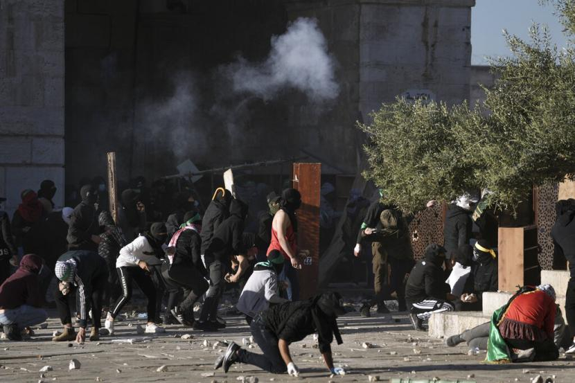 Warga Palestina bentrok dengan pasukan keamanan Israel di kompleks Masjid Al Aqsa di Kota Tua Yerusalem Jumat, 15 April 2022. AP Photo/Mahmoud Illean