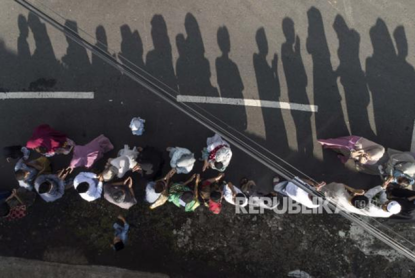 Foto udara warga berjabat tangan usai melaksanakan Sholat Idul Fitri di Desa Darmaraja, Kabupaten Ciamis, Jawa Barat, Sabtu (22/4/2023). Tradisi bersalaman massal Lebaran antardusun tersebut dilaksanakan pada perayaan Idul Fitri 1444 H dengan tujuan untuk saling memaafkan dan menjaga tali silaturahim serta memperkokoh kerukunan antarumat beragama.Foto: ANTARA FOTO/Adeng Bustomi