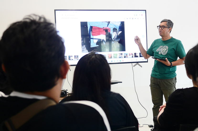  Mentor Gathot Subroto mengomentari karya foto salah satu peserta usai hunting workshop street photography bersama DOSS Camera Gadget, Ahad (11/8/2024). (Foto: Yogi Ardhi/Republika Network) (Lumix GX-8, Lumix 20mm/1.7)