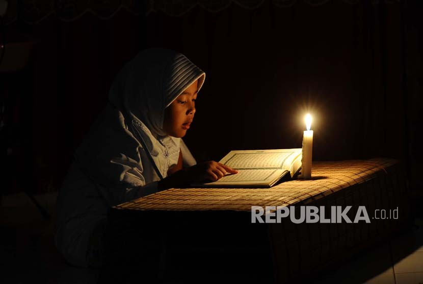 Seorang anak membaca Alquran. Membaca Surah Al-Baqarah akan mendapatkan mahkota di surga. Foto: republika.