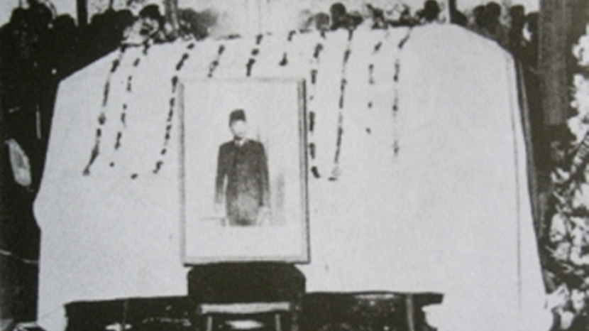 Jenazah Soekarno. Buya HAMKA mengabulkan permintaan terakhir Soekarno untuk menyolatkan jenazahnya, meski pernah dijebloskan ke dalam penjara. Foto: IST