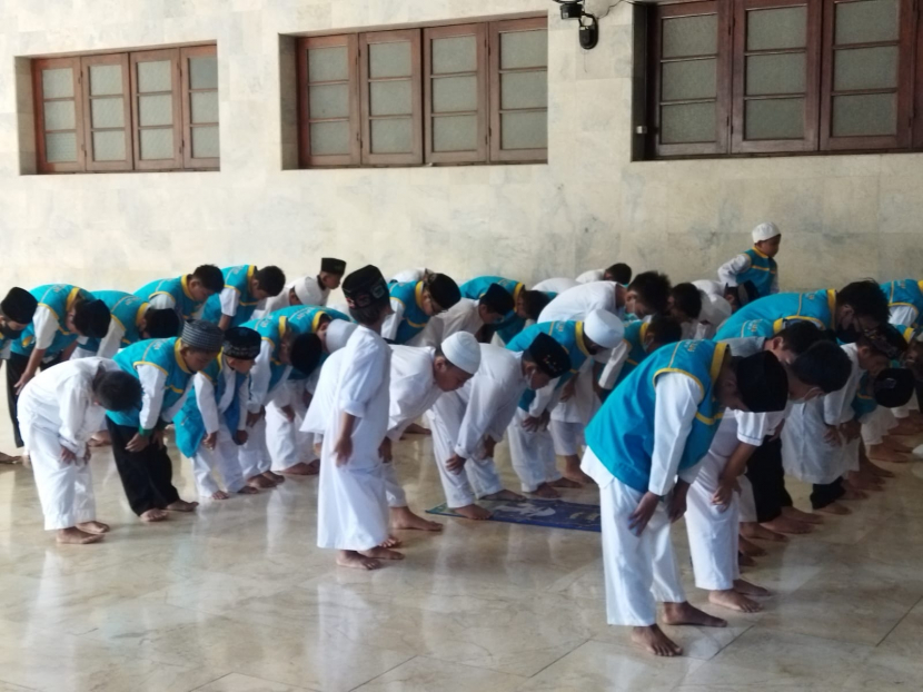 Santri sedang menunaikan sholat Dzuhur berjamaah.. (Istimewa)