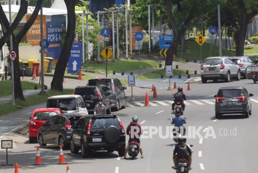 Pengendara mobil antre untuk melakukan tes usap PCR dan Antigen COVID-19 secara Drive Thru di Bintaro, Tangerang Selatan, Banten, Kamis (3/2/2022). Foto: Antara/Muhammad Iqbal