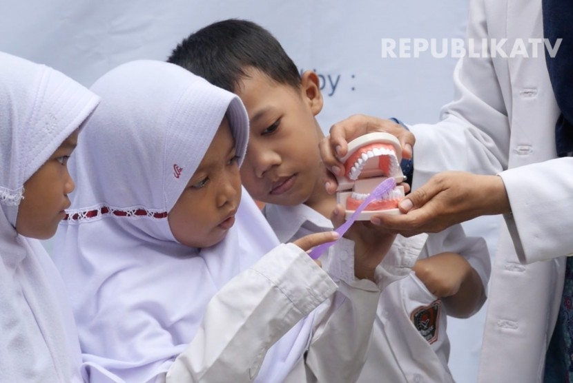 Siswa dan siswi Sekolah Dasar sedang belajar menggosok gigi. Rajin Gosok Gigi, tapi Gigi masih Berlubang, Mungkin Ini Penyebabnya. Foto: Republika TV/Surya Dinata