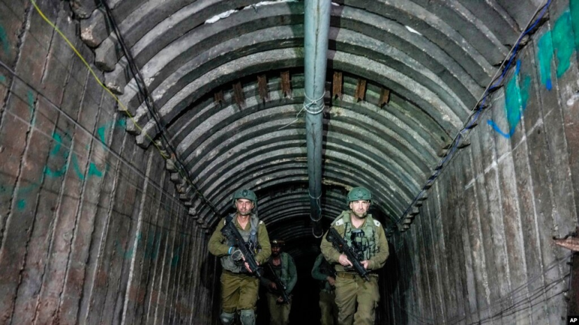 Tentara Israel berada di dalam terowongan yang Israel sebut telah digunakan anggota militan Hamas untuk menyerang area lintas perbatasan Erez, di utara Jalur Gaza, pada 15 Desember 2023. (Foto: AP/Ariel Schalit)