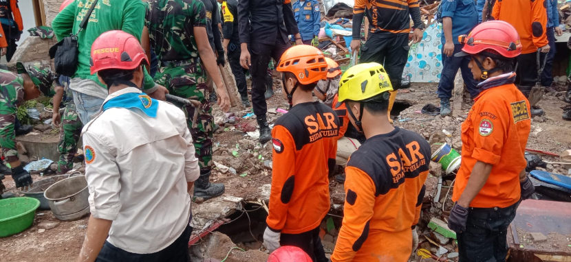 Tim BMH bersama SAR Hidayatullah dan Islamic Medical Service (IMS) terus melakukan upaya membantu warga terdampak gempa Cianjur. (Foto: Dok BMH)