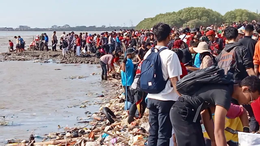 Pandawara Group dan ribuan warga membersihkan Pantai Kesenden. (Istimewa)