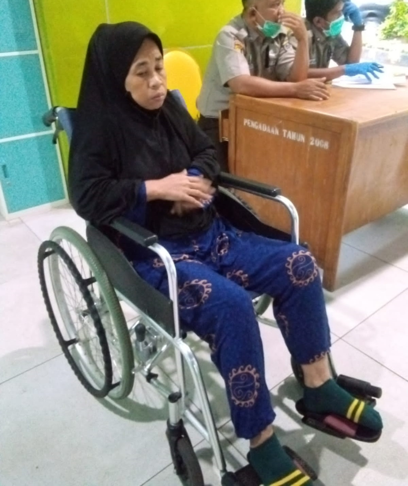 Baznas Kota Depok menyerahkan bantuan biaya perawatan jantung kepada Ibu Haeroni, Selasa (1/11/2022). Bantuan yang diberikan berupa pelunasan tunggakan BPJS Kesehatan sebesar Rp 2.500.000.