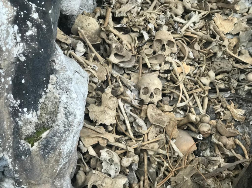 Tulang belulang yang dipercaya merupakan korban wabah Raba Biang di situs pemakaman Tampang Allo, Sanggalla, Tana Toraja.