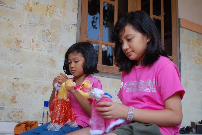 Anak-anak Indonesia. Pemerintah menargetkan 90 persen anak-anak Indonesia akan terlindungi dari virus kutil kelamin dan kanker serviks.
