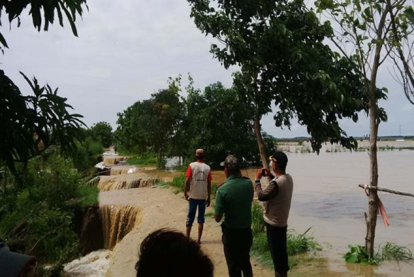 Debit air Sungai Cimanuk meluap dan mengikis tanggul. (Ilustrasi) (Lilis Sri Handayani/Matapantura.republika.co.id)