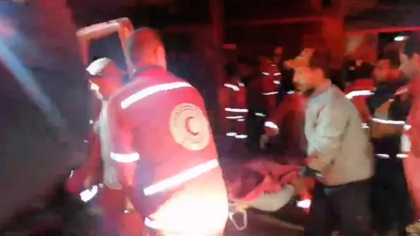 Anggota  Masyarakat Bulan Sabit Merah Palestina membawa korban dengan tandu di dalam ambulans, di lokasi yang disebutkan sebagai Khan Younis, Gaza dalam tangkapan layar yang diperoleh dari video yang dirilis pada 1 Januari 2024. (Reuters/Al Arabiya)