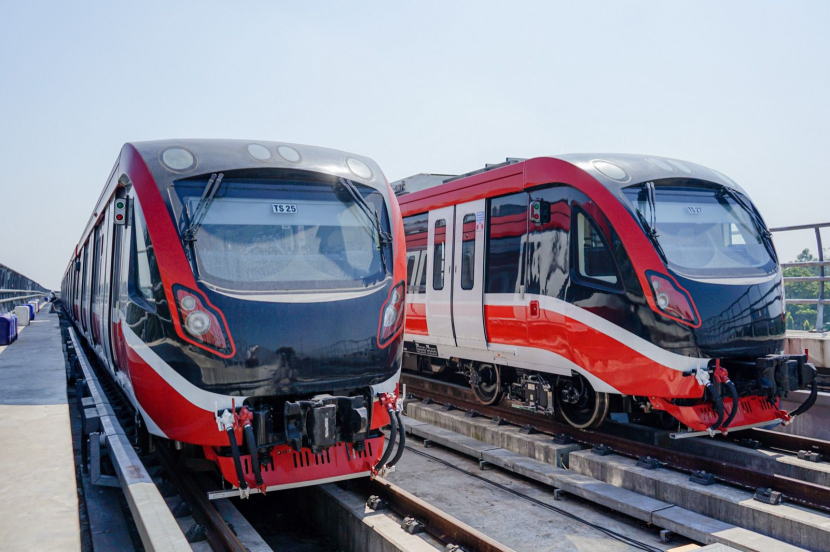 Ilustrasi. LRT Jabodebek akan menambah jumlah perjalanan menjadi 200 perjalanan mulai 1 Desember yang sebelumnya berjumlah 160 perjalanan setiap harinya. (Foto: Dok. Humas PT KAI)