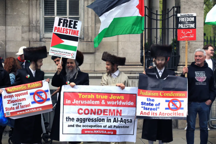 Anggota Neturei Karta Yahudi ortodoks anti-Zionis bergabung dengan pengunjuk rasa lainnya untuk menyerukan kebebasan bagi Palestina pada 22 April 2022 di London, Inggris [Martin Pope/Getty Images]