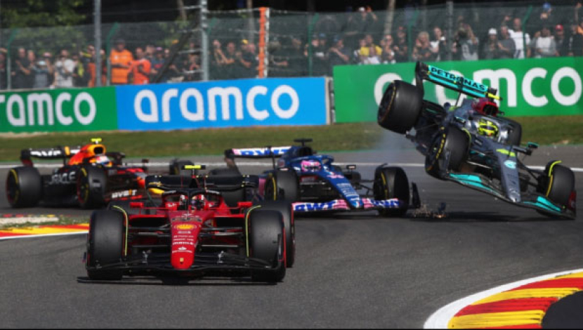 Lewis Hamilton dan Fernando Alonso bertabrakan pada lap pertama di Spa.