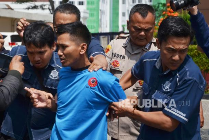 Sosok Pegi Setiawan alias Perong alias Robi Irawan pelaku utama pembunuhan Vina dan Ekky di Cirebon tahun 2016, di hadirkan saat konferesi pers di Mapolda Jabar, Ahad (26/5/2024). (Dok. Republika)