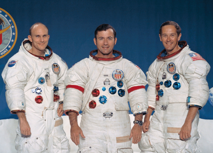 Kru utama pendaratan di bulan Apollo 16. Dari kiri ke kanan: Pilot Modul Komando Thomas K. Mattingly II, Komandan John W. Young, dan Pilot Modul Bulan Charles M. Duke Jr.. Foto: NASA