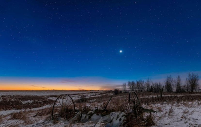 Venus mencapai kecemerlangannya sebagai bintang malam atau bintang senja. Planet ini mencapai magnitudo yang sama dalam bidikan sebagai bintang kejora atau bintang pagi. Gambar: Alan Pewarna via astronomy.com