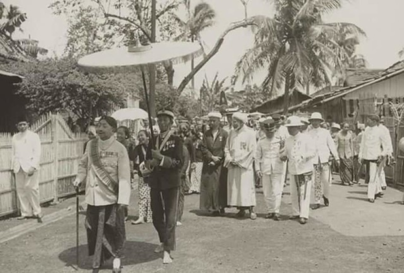 Pakubuwana ke X berkunjung ke Habib Aly Idrus di Luar Batang Jakarta pada 1920.
