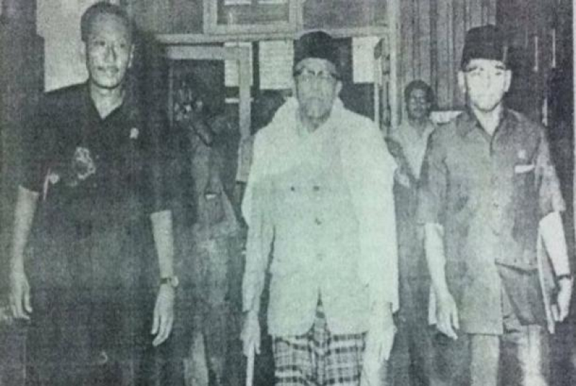 Haji Abdul Malik Karim Amrullah atau biasa disapa Buya Hamka (tengah). Pesan Buya Hamka: Jangan Buat Diri Merana karena Penyakit Jiwa. Foto: Dok. Republika