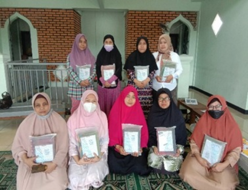 Tim dosen dari Prodi PAI Fakultas Tarbiyah dan Keguruan Unisba memberikan pelatihan pembelajaran Alquran terhadap ibu-ibu. (Istimewa)