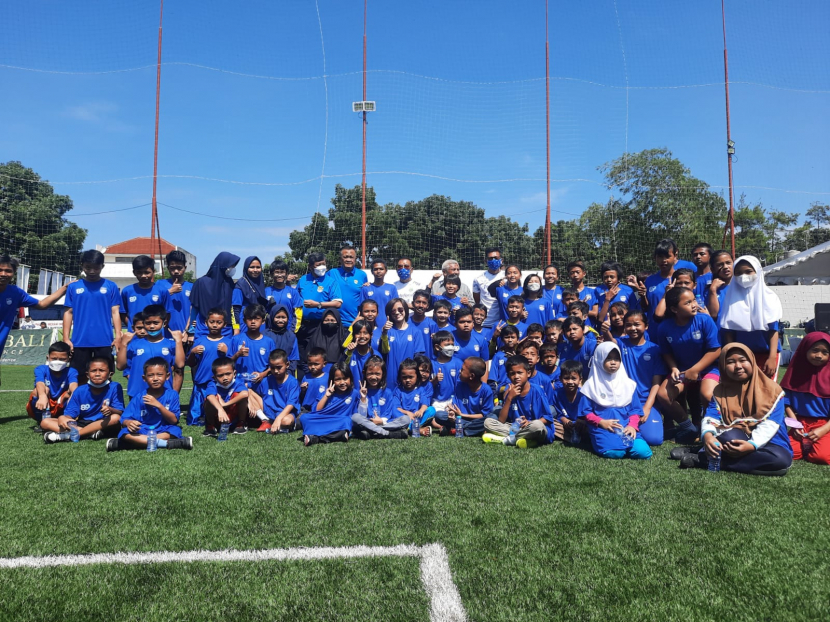 Anak-anak disabilitas dan komunitas anak-anak berkumpul dalam Persib Football Festival. 