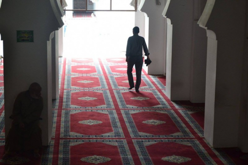 Muaslim yang tengan menjalankan puasa Ramadhan berjalan di masjid.