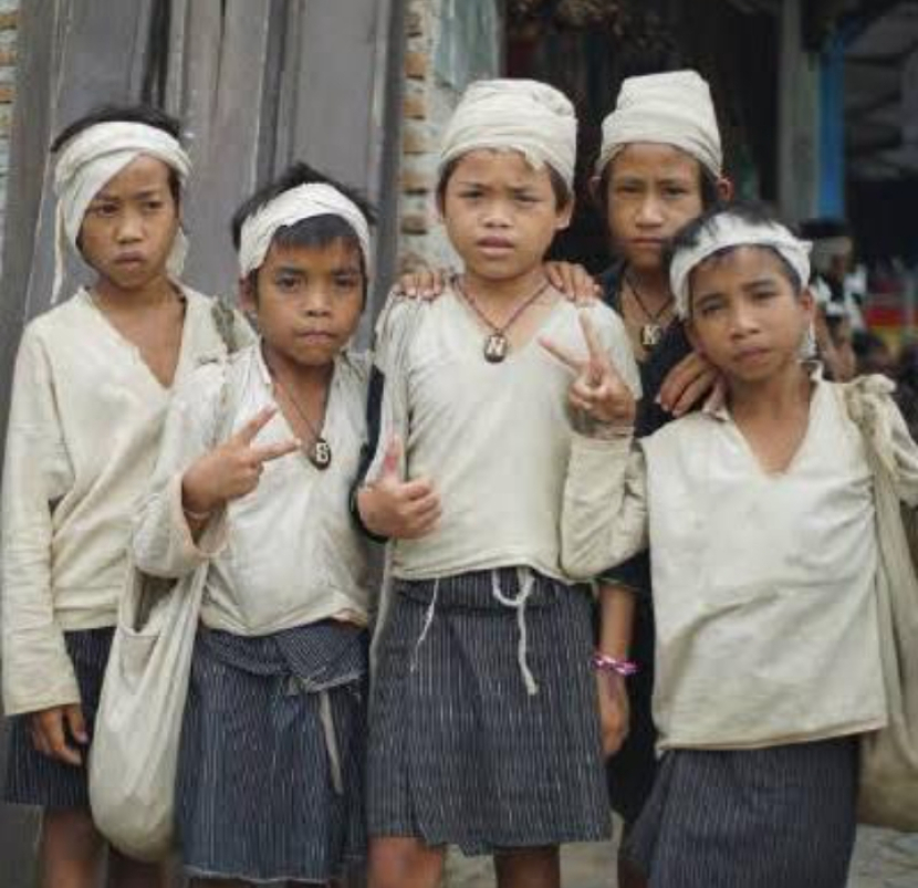 Anak-anak Baduy Dalam. Untuk menjalankan aturan adat secara cermat, anak-anak dijauhkan dari pendidikan sekolah modern. Mengapa mereka menolak pendidikan sekolah? Tak semua orang luar bisa memahami Baduy.