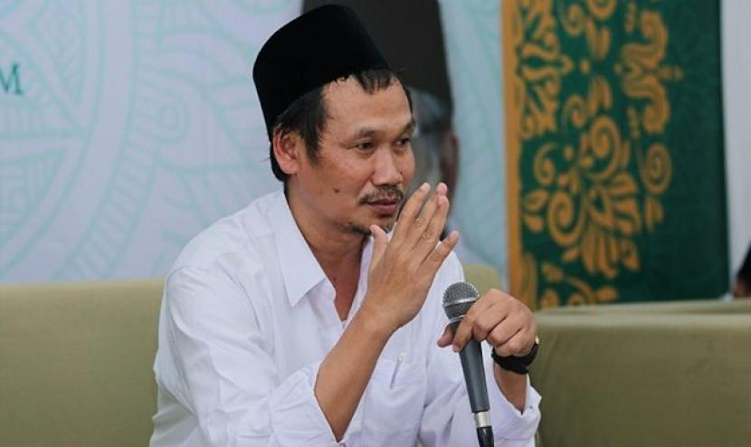 Gus Baha menjelaskan tentang teori bumi bulat berdasarkan Alquran. Foto: IST.