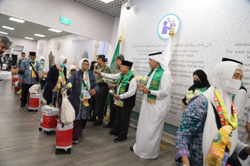 Jamaah kloter satu embarkasi Jakarta-Pondok Gede (JKG 01) mendarat di Bandara Amir Muhammad bin Abdul Aziz (AMAA) Madinah, Rabu (24/5/2023). Marhaban Dhuyufurrahman, Calon Jamaah Haji Indonesia Perdana Mendarat di Madinah. Foto: Kemenag