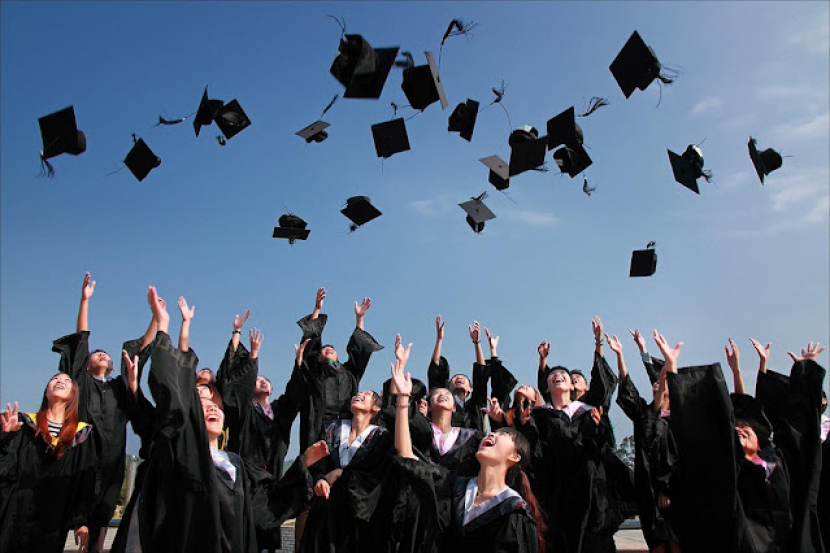 Jurusan-jurusan kuliah yang gampang dapat pekerjaan. (Ilustrasi) Para mahasiswa yang lulus kuliah. (foto: pixabay).