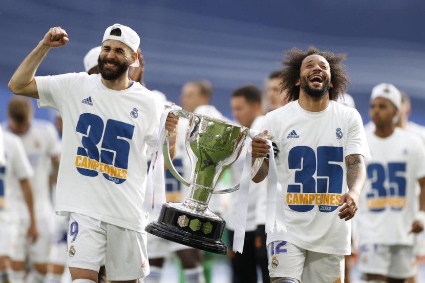 Bintang Real Madrid Karim Benzema dan Marcelo mengangkat trofi juara La Liga Spanyol, Sabtu (30/4/2022) WIB.